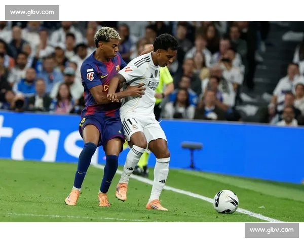 西甲联赛最新动态：巴萨皇马争霸再现，年轻球员崛起势不可挡